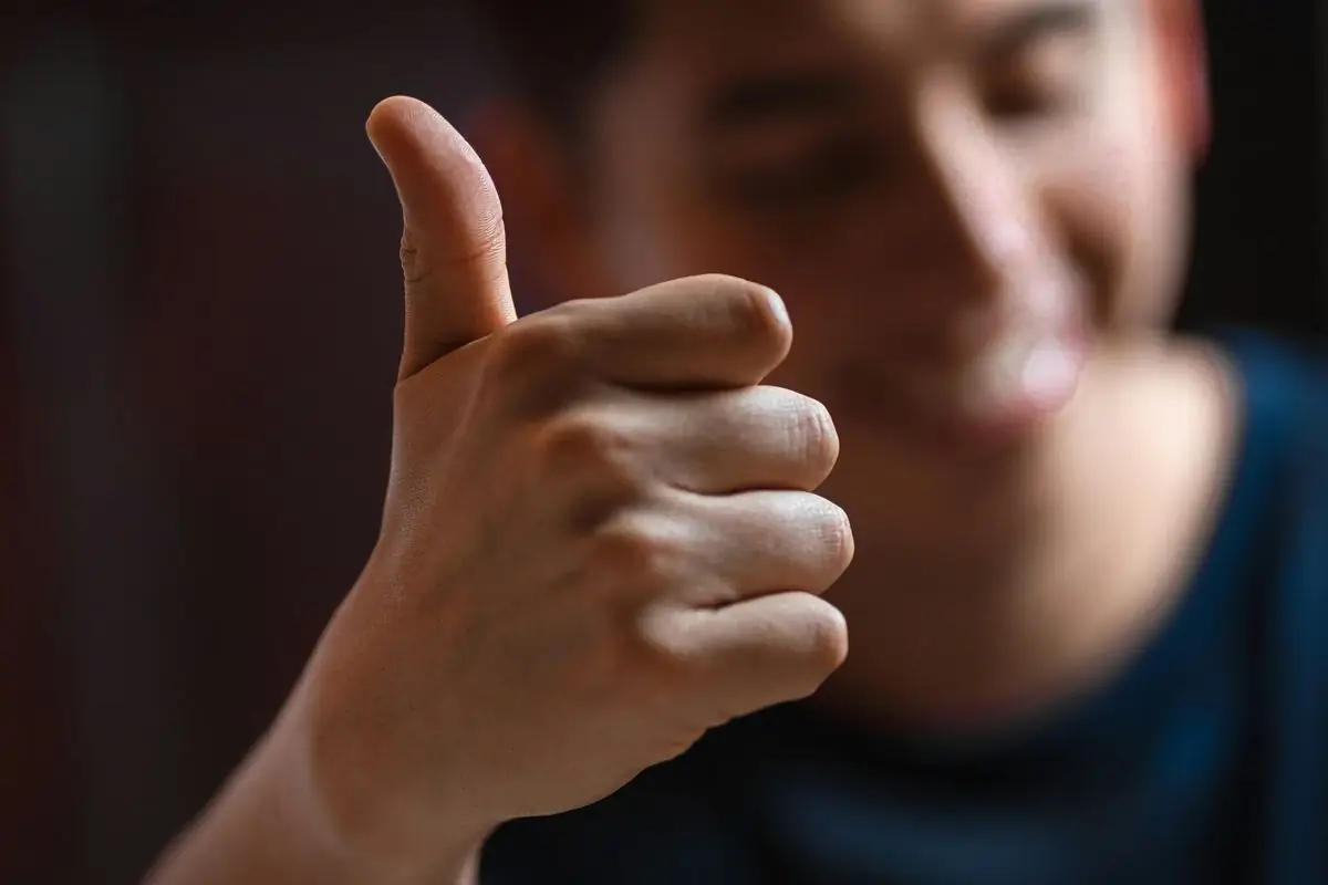 Un client souriant lève le pouce